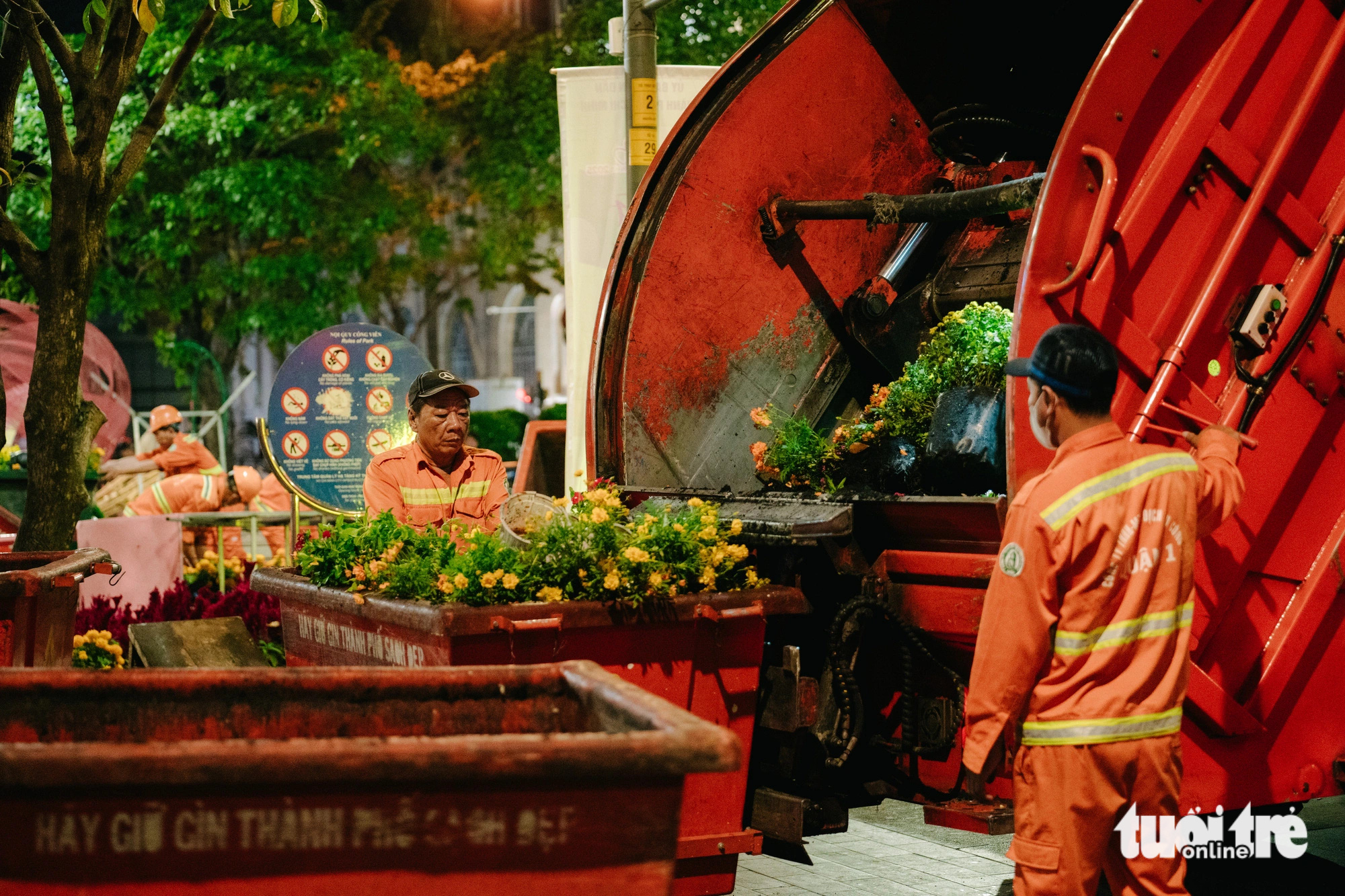 Đường hoa Nguyễn Huệ hoàn thành nhiệm vụ. Gấp rút dọn dẹp xuyên đêm trả mặt bằng phố đi bộ.  - Ảnh 7.