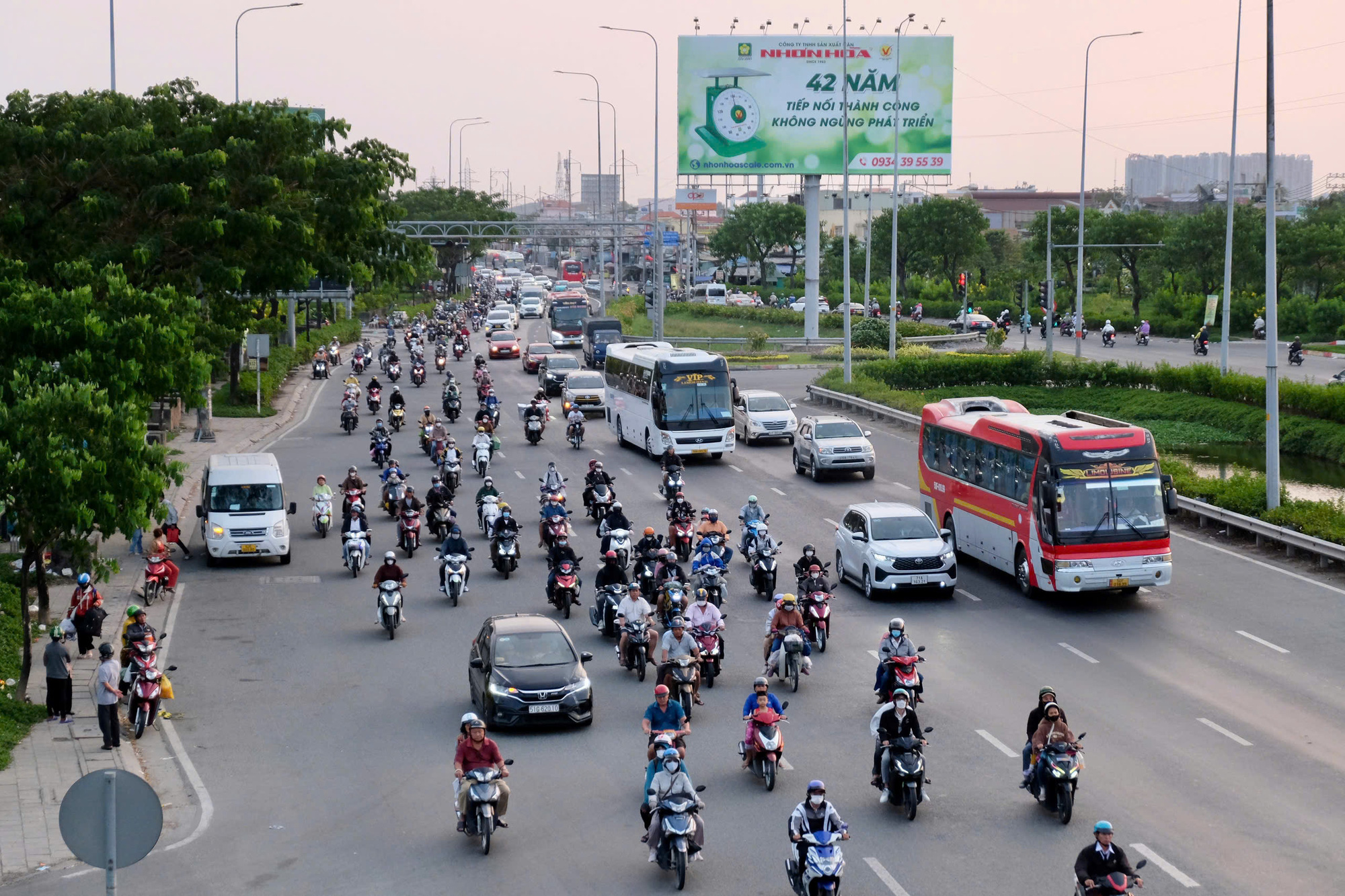 Người dân trở lại TP.HCM đông dần, lực lượng chức năng túc trực phân luồng - Ảnh 6.