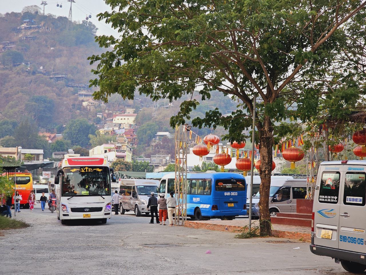 Mùng 1 Tết, “biển người” đổ về một khu du lịch ở Châu Đốc- Ảnh 11.