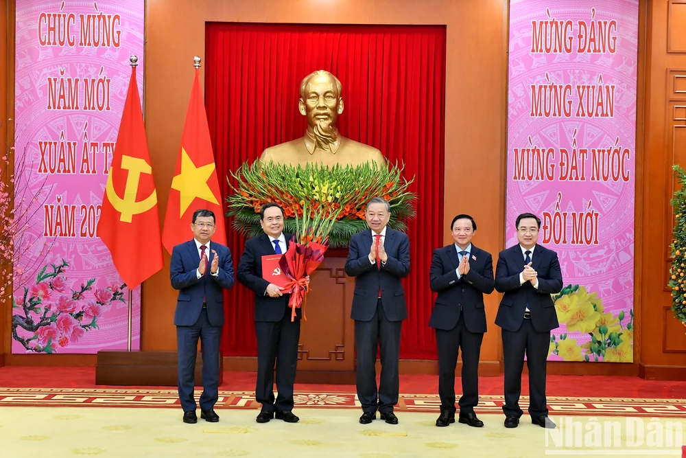 tong-bi-thu-to-lam-trao-quyet-dinh-thanh-lap-4-dang-bo-truc-thuoc-trung-uong-4.jpg