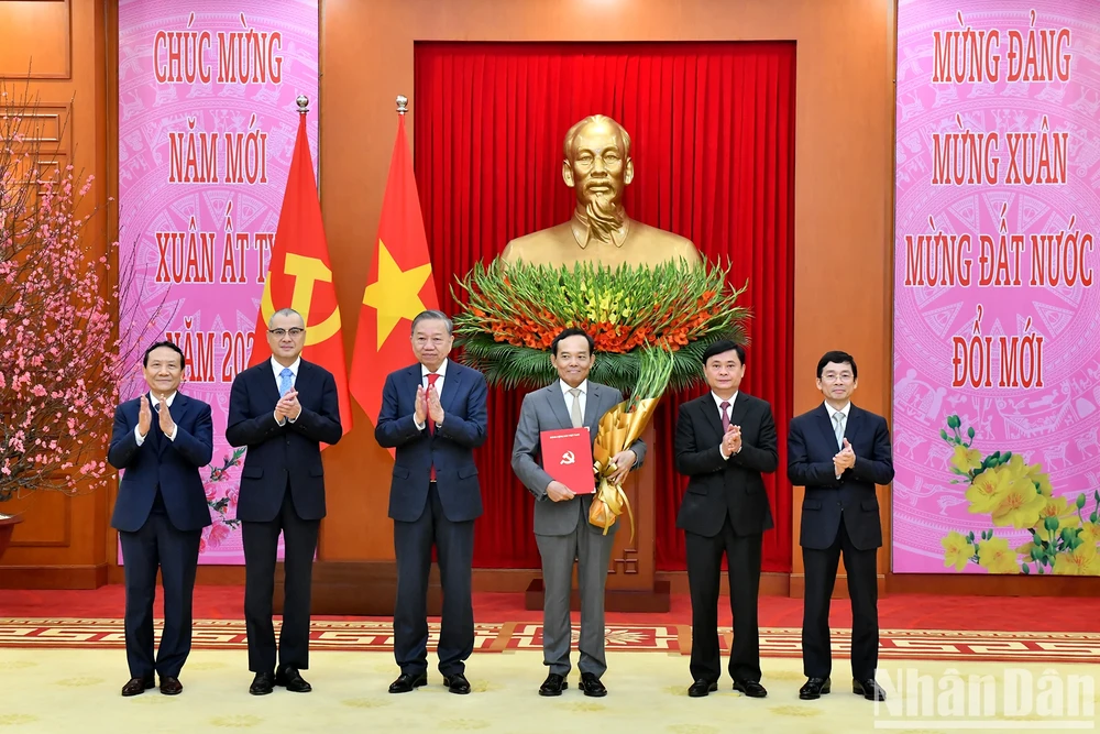 tong-bi-thu-to-lam-trao-quyet-dinh-thanh-lap-4-dang-bo-truc-thuoc-trung-uong-7.jpg