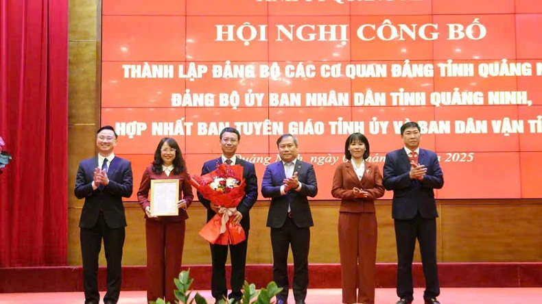 Quảng Ninh công bố các quyết định thành lập và hợp nhất các Đảng bộ, cơ quan trực thuộc Tỉnh ủy ảnh 3