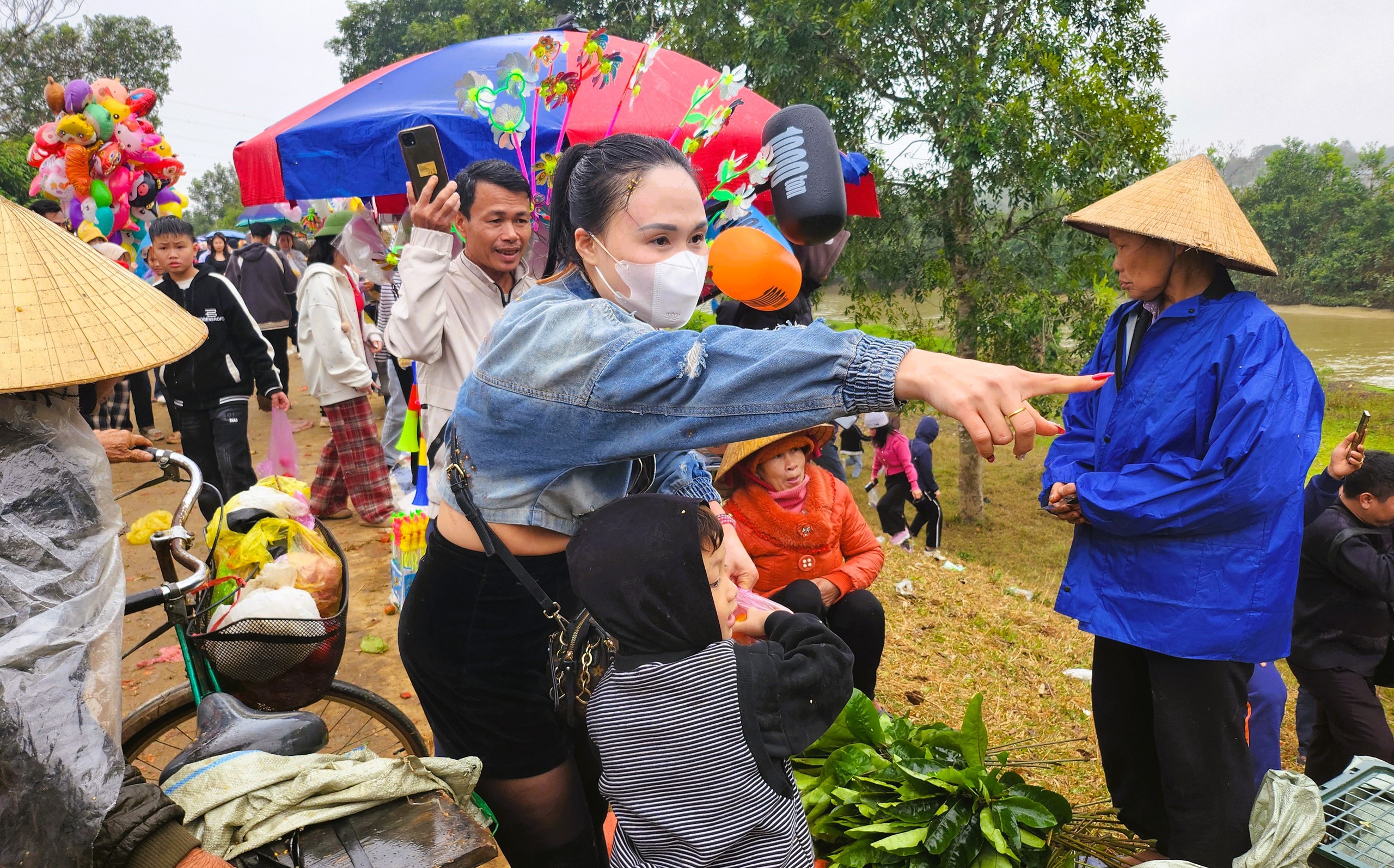 Độc lạ đầu năm: Hàng ngàn người đi chợ 