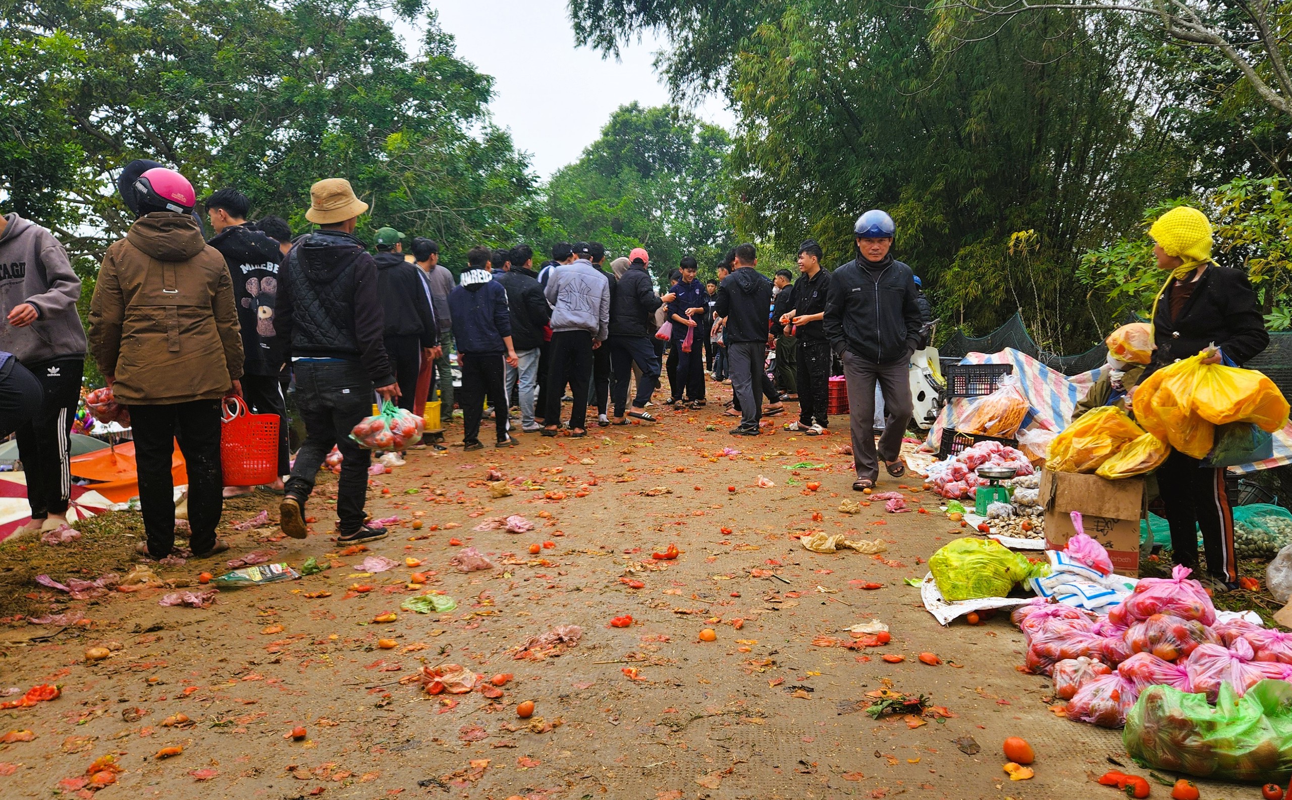 Độc lạ đầu năm: Hàng ngàn người đi chợ 