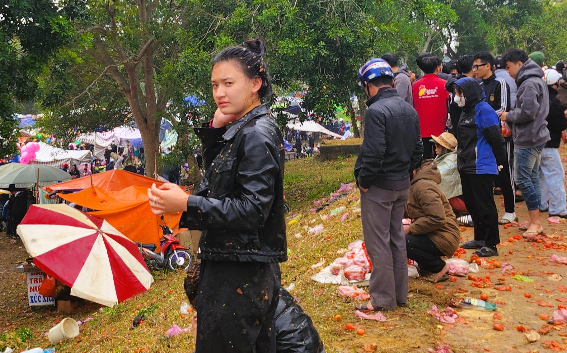 Độc lạ đầu năm: Hàng ngàn người đi chợ 