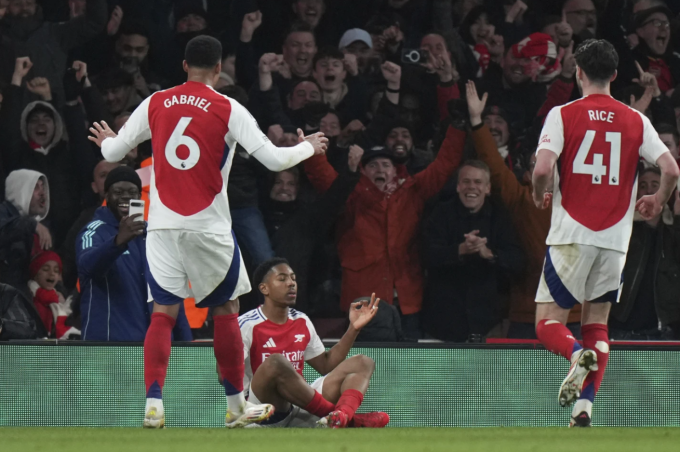 Myles Lewis-Skelly ngồi thiền mừng bàn thứ ba trong trận Arsenal thắng Man City 5-1 trên sân Emirates, London, Anh ngày 2/2. Ảnh: AP