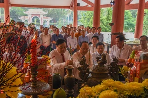 Bí thư Tỉnh uỷ Cà Mau Nguyễn Hồ Hải đến thăm, chúc Tết Đảng ủy - Bộ Tư lệnh Quân Khu 9 