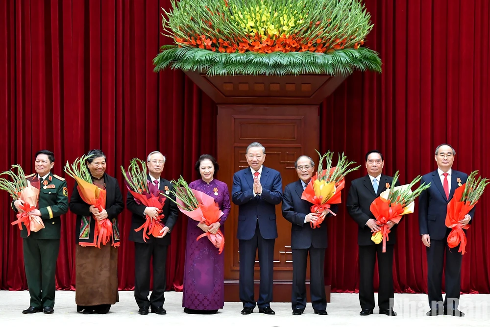 nguyen-tong-bi-thu-nong-duc-manh-nguyen-thu-tuong-nguyen-tan-dung-duoc-tang-huan-chuong-sao-vang.jpg