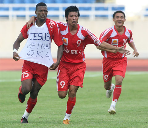 Ly kỳ ngoại binh V.League (P1): Nghi án gian lận 8 tuổi; thợ hái cà phê Brazil vụt sáng thành siêu sao- Ảnh 3.