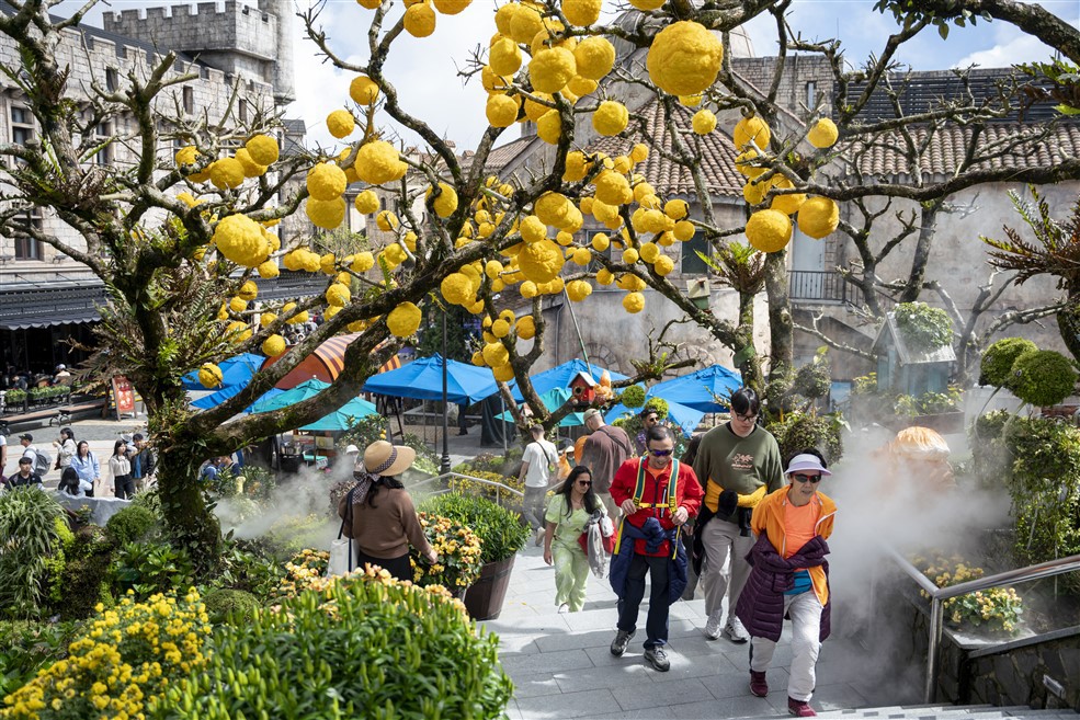 Du khách quốc tế du ngoạn Sun World Ba Na Hills