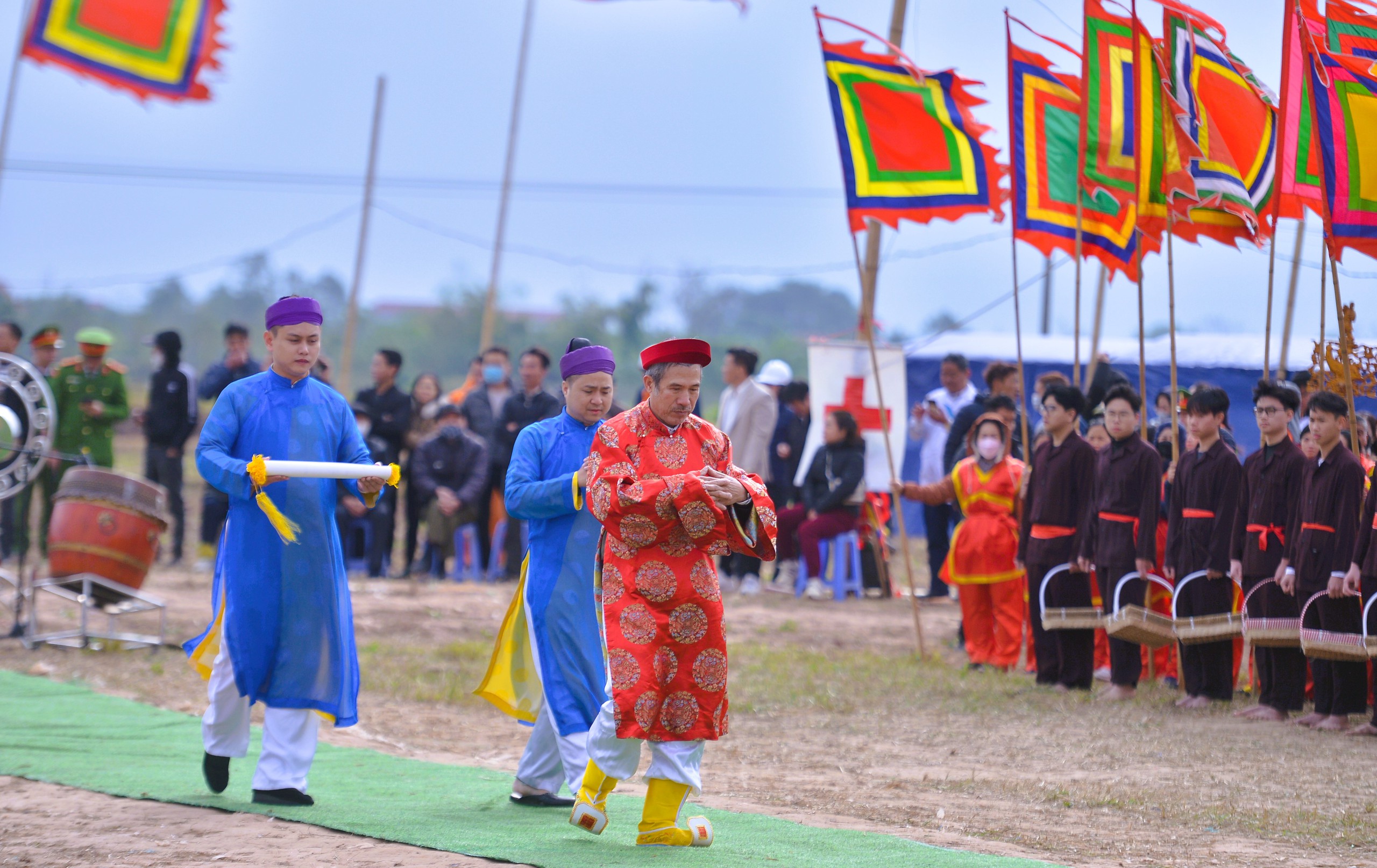 Một nông dân vào vai nhà vua đi cày ruộng- Ảnh 6.