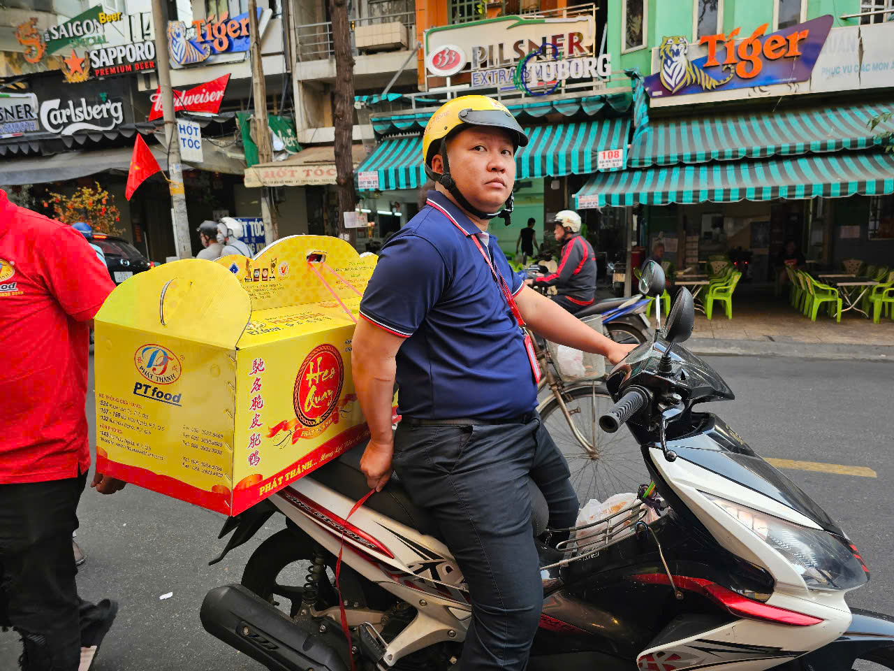 Bánh thần tài, heo quay cúng khai trương 