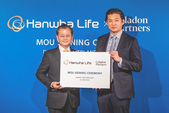 Lãnh đạo cấp cao Hanwha Life Hàn Quốc (trái) cùng đại diện Celadon Partners (phải), ký kết hợp tác. Ảnh: Hanwha Life Hàn Quốc