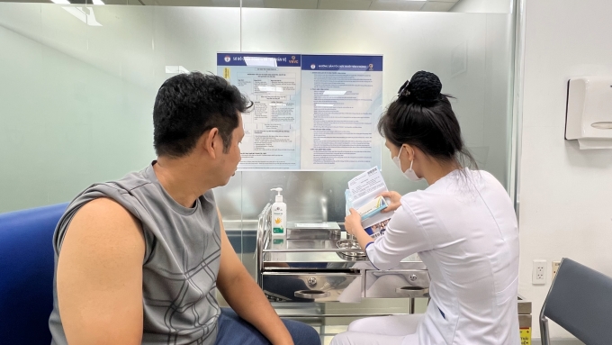 Nam giới nghe tư vấn về vaccine HPV. Ảnh: Bình An