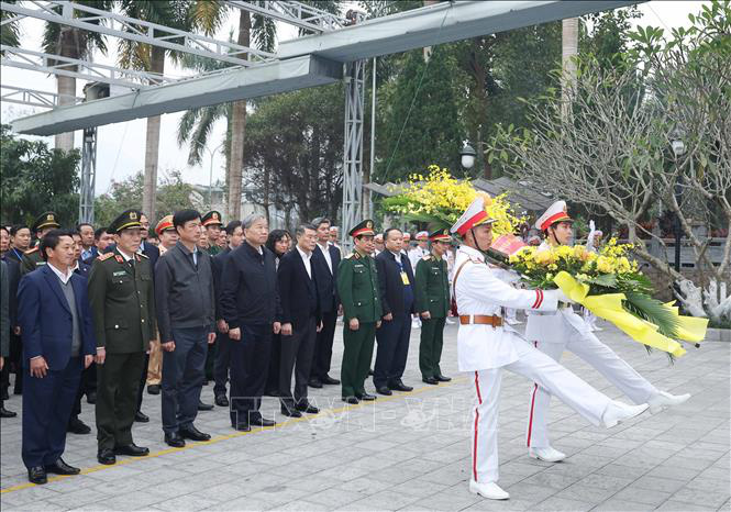 Tổng Bí thư Tô Lâm dâng hương tại Nghĩa trang liệt sĩ quốc gia Vị Xuyên  - Ảnh 2.