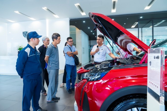 Chuyên gia Peugeot (bên phải) tư vấn và chia sẻ kiến thức bảo dưỡng tại một buổi hội thảo. Ảnh: Thaco Auto