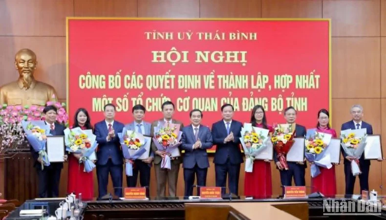 Thái Bình công bố hợp nhất, thành lập mới một số tổ chức, cơ quan của Đảng bộ tỉnh ảnh 5