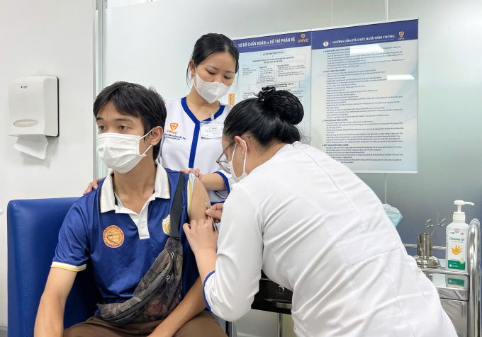 Một thanh niên tiêm vaccine dại tại VNVC khi bị chó nhà cắn. Ảnh: Bình An