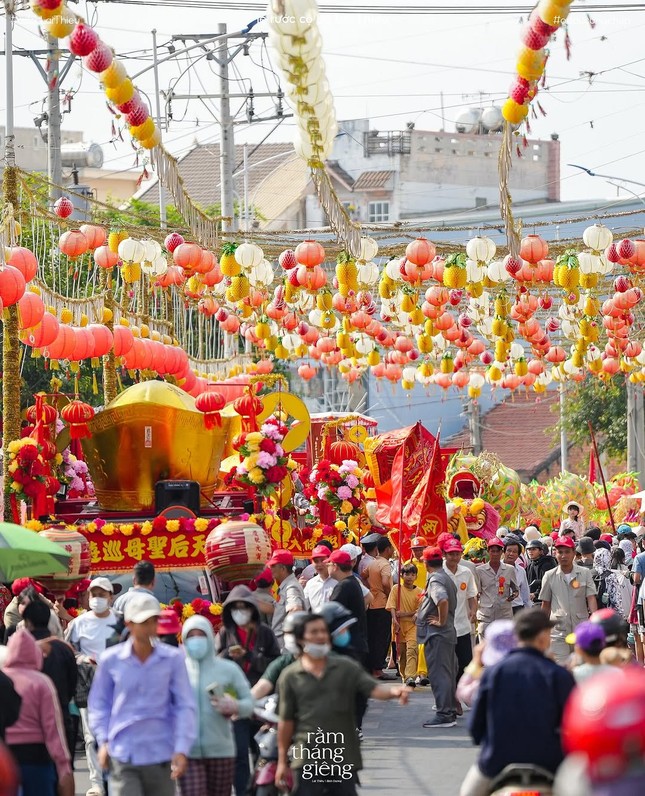 Cộ (kiệu) Bà Thiên Hậu Thánh Mẫu đã được rước đi qua các con đường chính. (Ảnh: @odaucungchup)