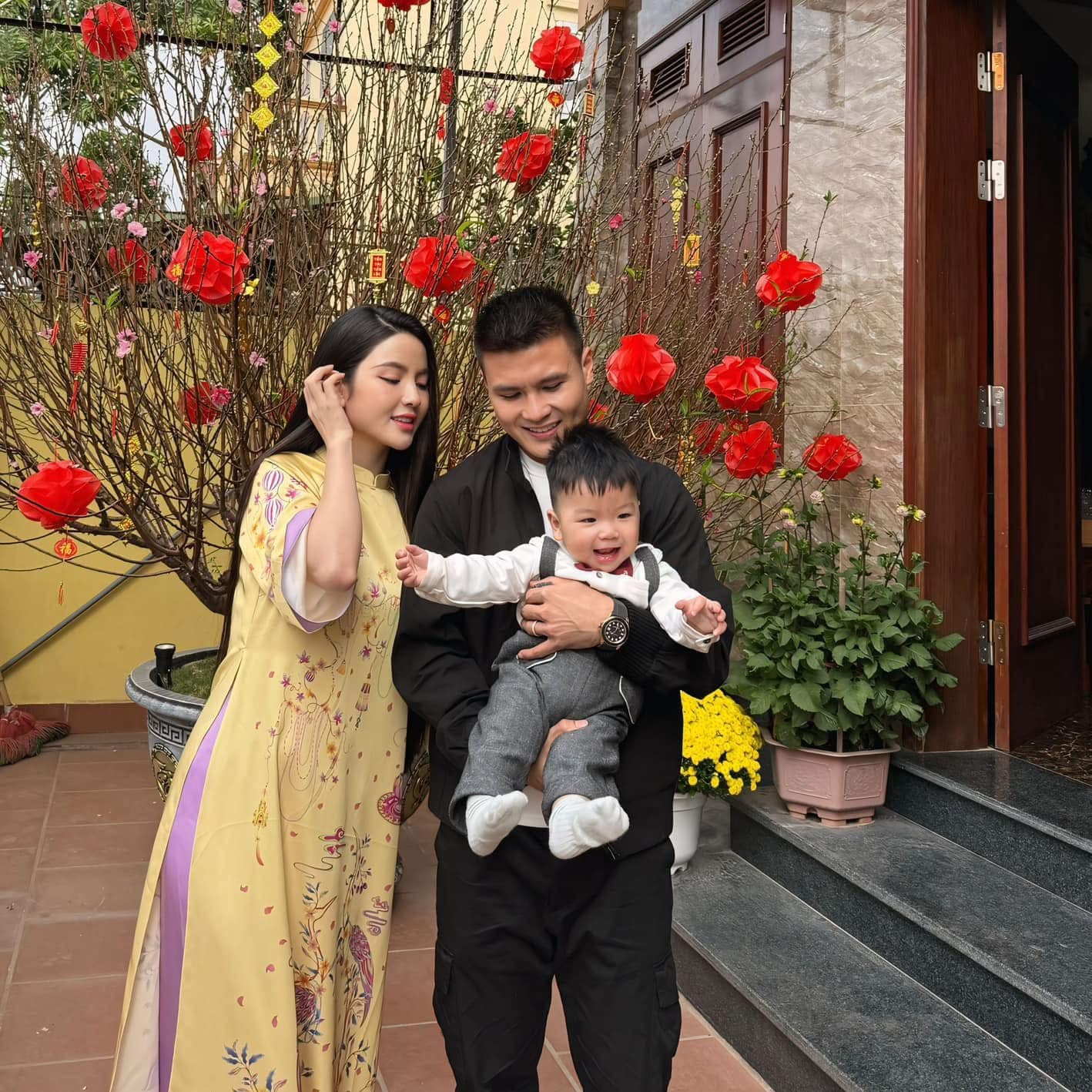 1738884509 985 Ao dai Tet cua sao Viet Mau ao duoc long