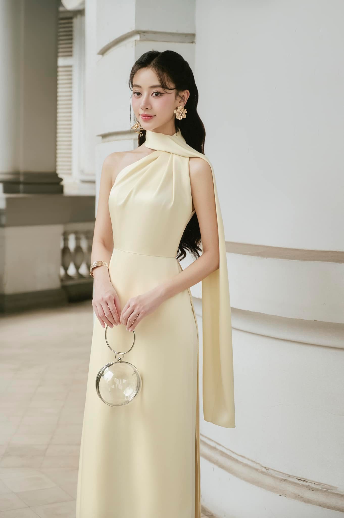 1738884514 676 Ao dai Tet cua sao Viet Mau ao duoc long