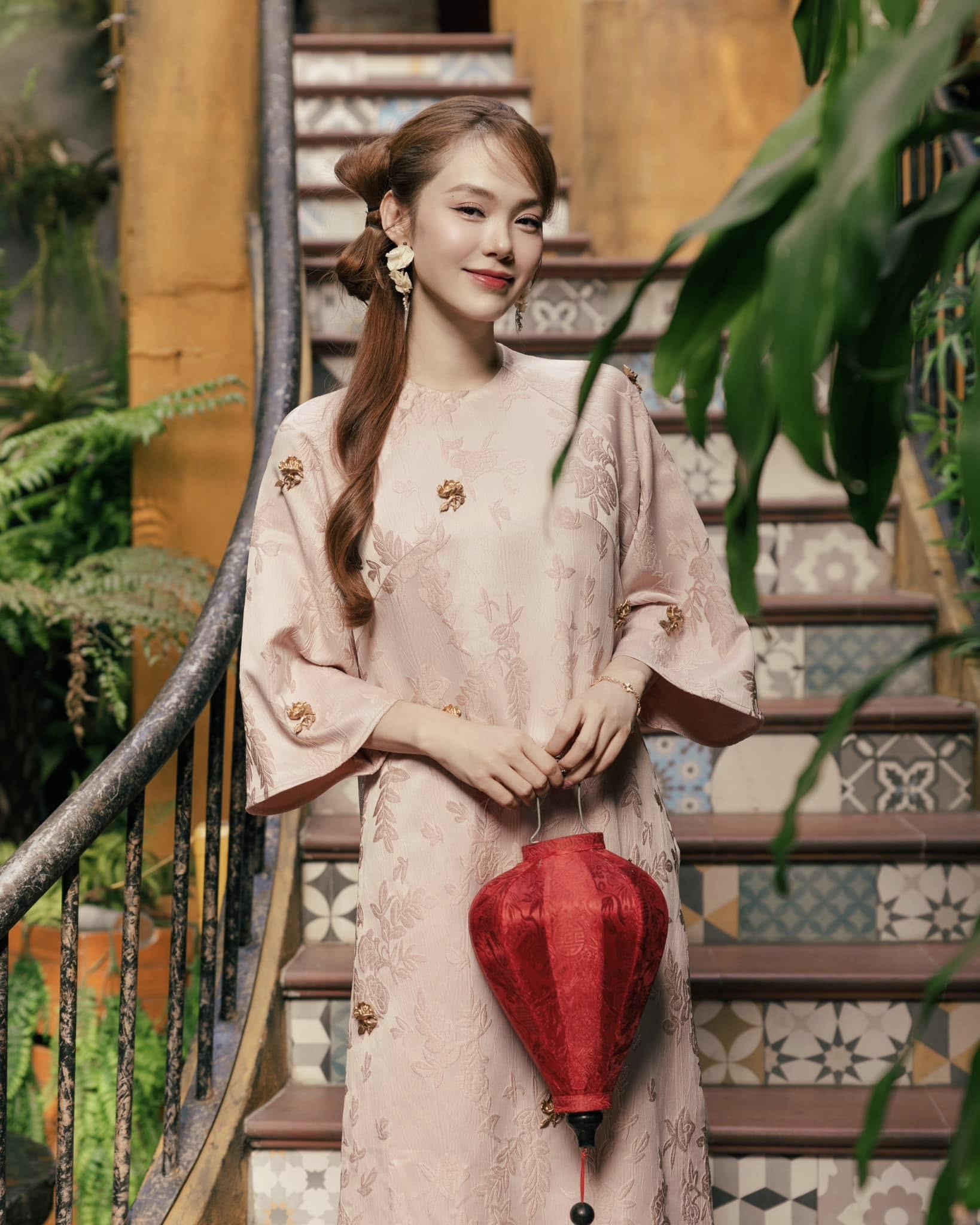 1738884514 845 Ao dai Tet cua sao Viet Mau ao duoc long