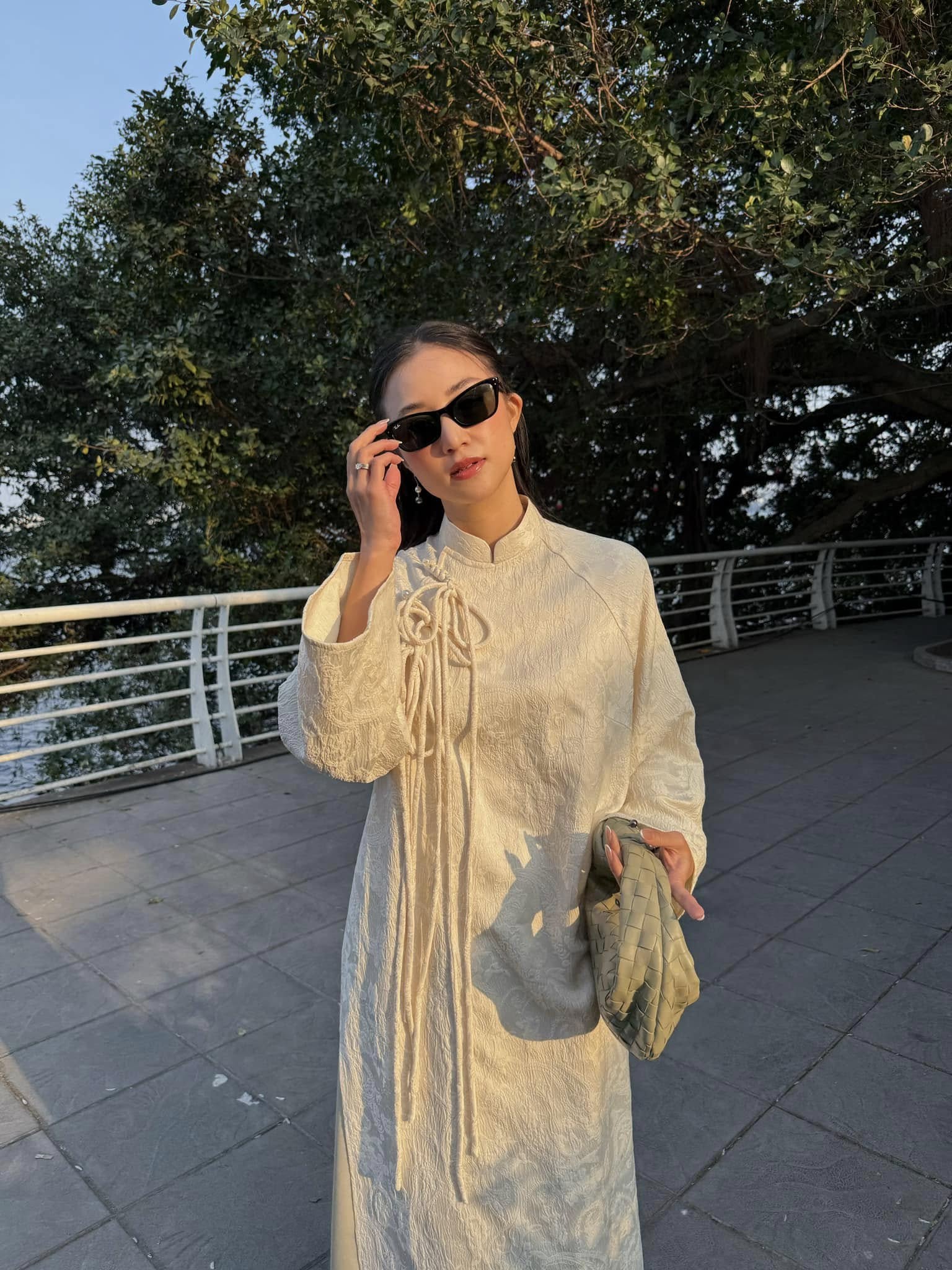 1738884518 369 Ao dai Tet cua sao Viet Mau ao duoc long