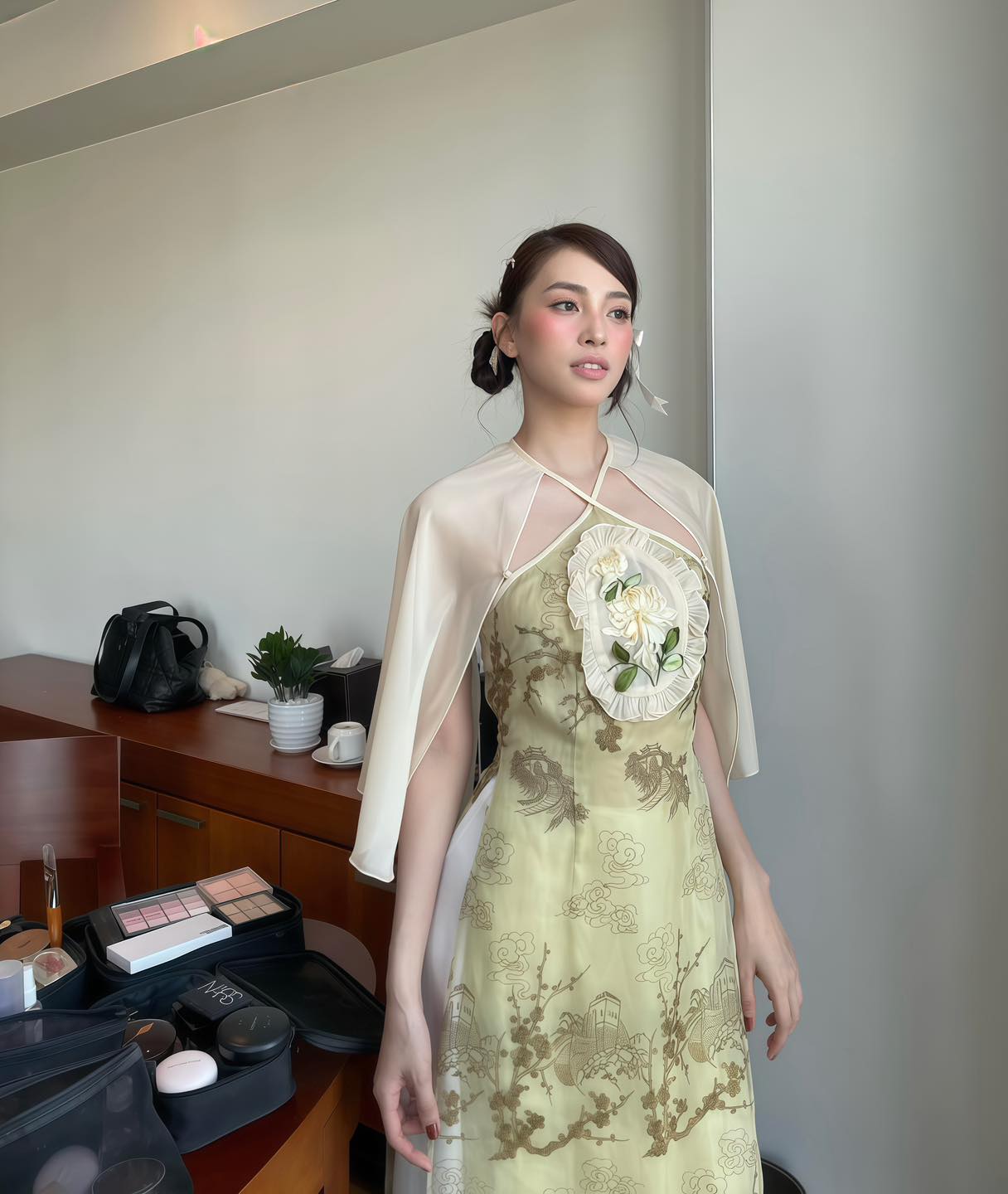 1738884519 585 Ao dai Tet cua sao Viet Mau ao duoc long