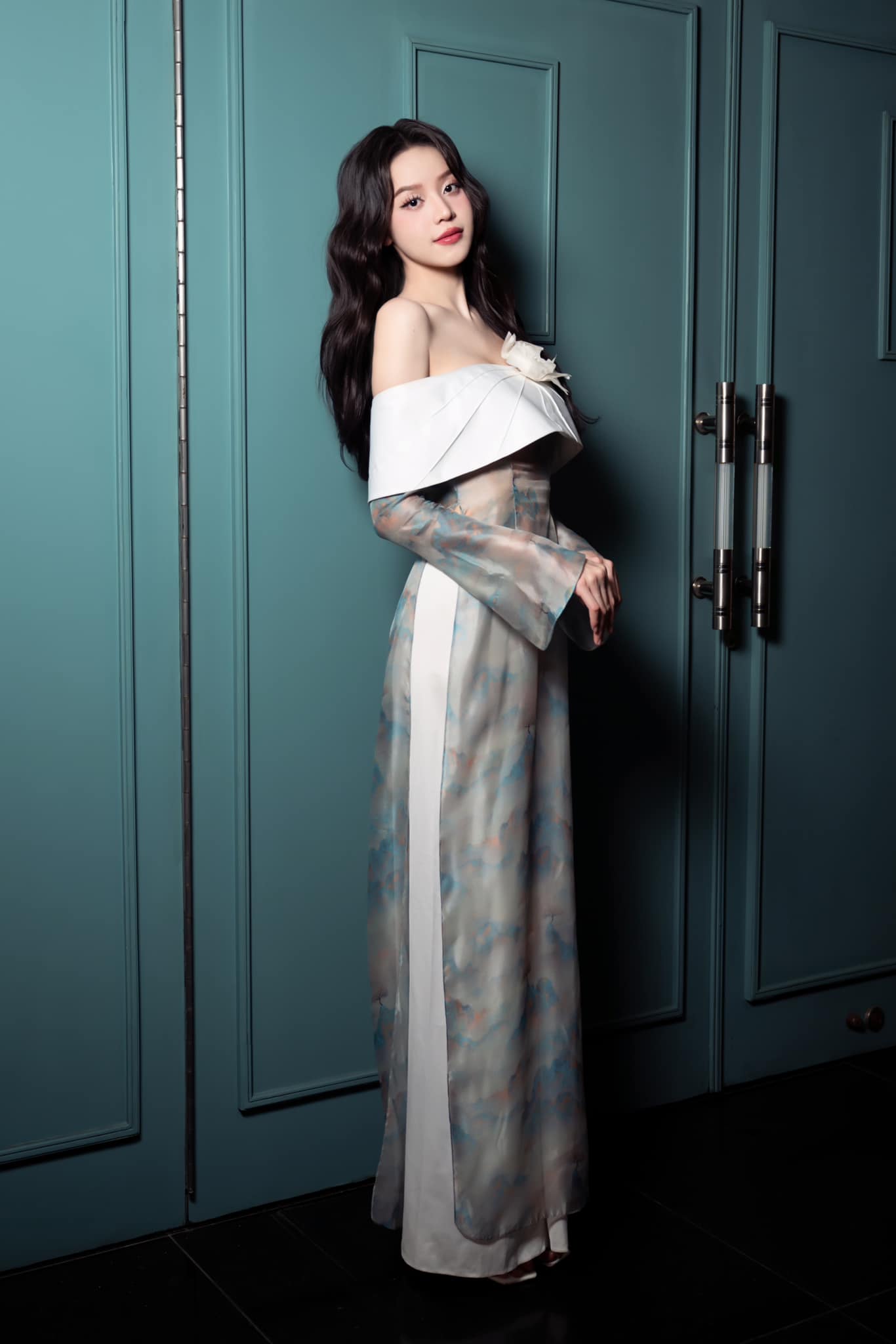 1738884520 710 Ao dai Tet cua sao Viet Mau ao duoc long