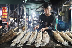 Phố 'cá lóc nướng' TP.HCM xuyên đêm chuẩn bị cho ngày vía Thần Tài