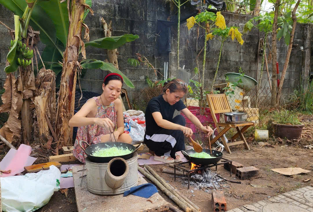 Người nước ngoài nói bánh chưng 'nặng bụng, mau ngán nhưng đượm tình cảm' - Ảnh 4.