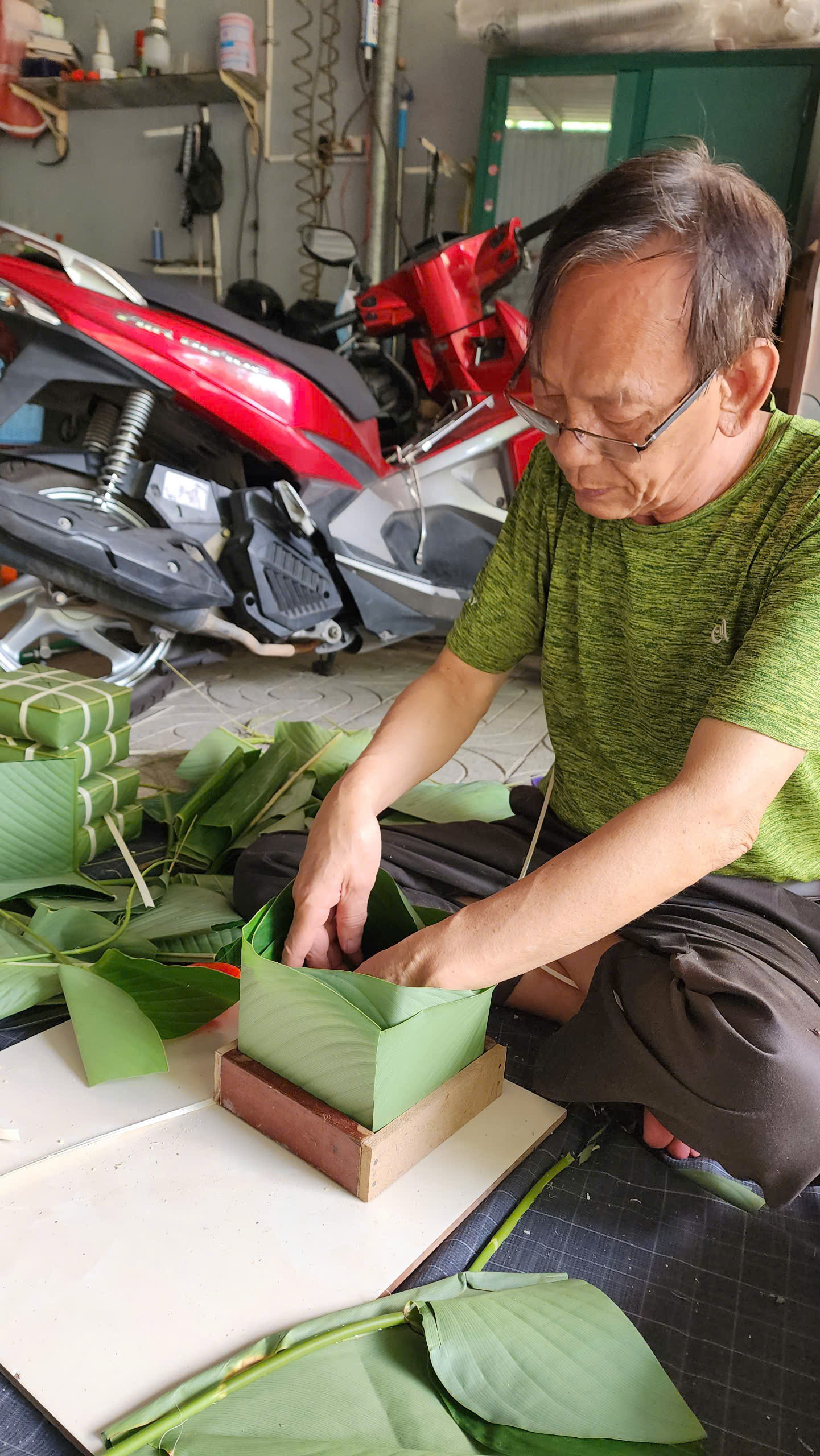 Người nước ngoài nói bánh chưng 'nặng bụng, mau ngán nhưng đượm tình cảm' - Ảnh 5.