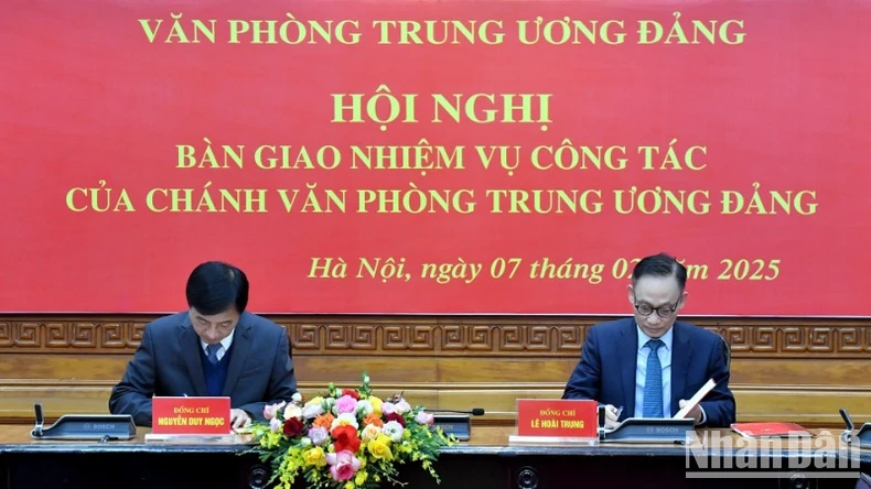 Bàn giao nhiệm vụ công tác của Chánh Văn phòng Trung ương Đảng ảnh 3