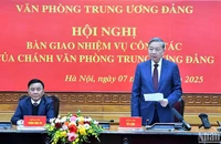 Tổng Bí thư Tô Lâm và Thường trực Ban Bí thư Trần Cẩm Tú tặng hoa chúc mừng đồng chí Nguyễn Duy Ngọc và đồng chí Lê Hoài Trung.