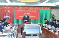 Tổng Bí thư Tô Lâm tặng hoa chúc mừng đồng chí Trần Cẩm Tú và đồng chí Nguyễn Duy Ngọc.