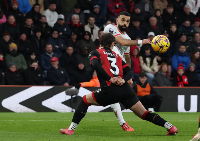 Tình huống Mohamed Salah cứa lòng ấn định chiến thắng trước Bournemouth. Ảnh: Reuters