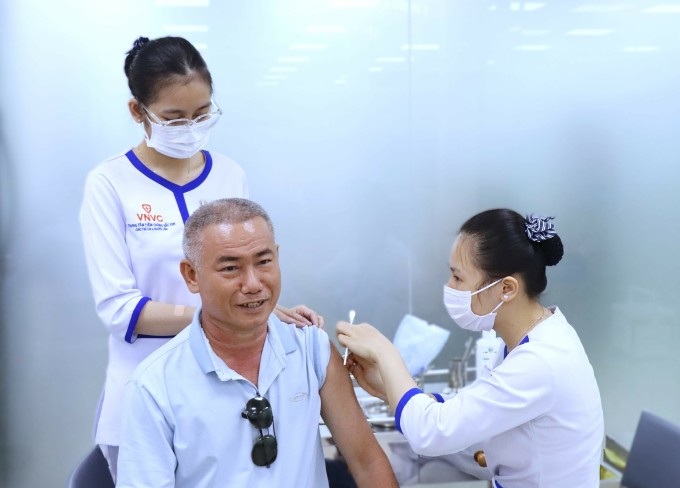 Người lớn tiêm vaccine cúm tại VNVC Hoàng Văn Thụ, TP HCM. Ảnh: Bình An