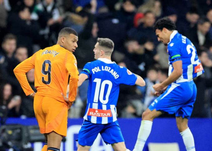 Kylian Mbappe thất vọng khi Carlos Romero ghi bàn duy nhất trong trận Real thua Espanyol 0-1 trên sân RCDE, Cornella de Llobregat, Tây Ban Nha ngày 1/2. Ảnh: Reuters