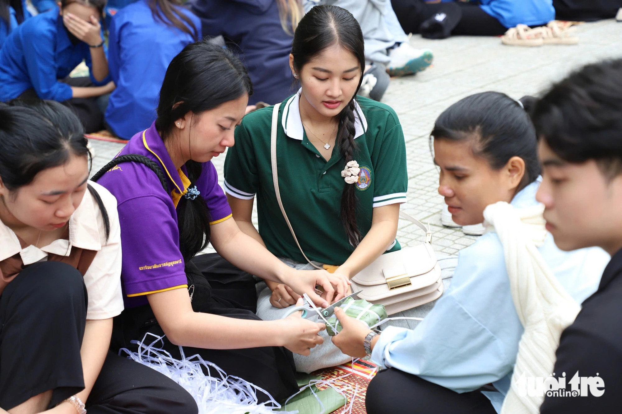 Lần đầu gói bánh chưng, ăn tất niên: Sinh viên quốc tế đón Tết Việt đầy ấm áp - Ảnh 7.