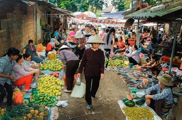 Ẩn mình giữa thành phố Việt Trì có một khu chợ quê hiếm hoi sót lại, tồn tại nhiều năm giờ vẫn đông nghịt khách - 3