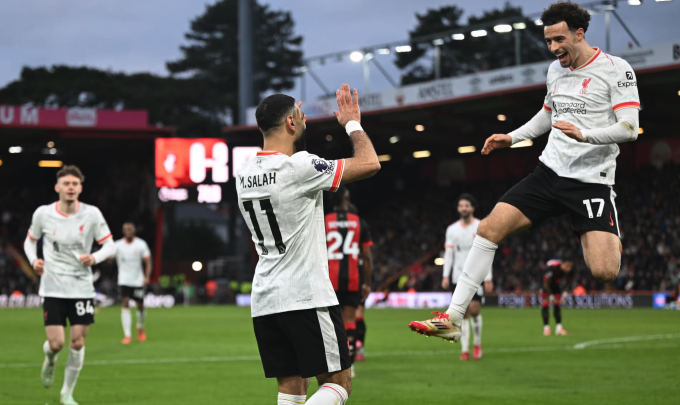 Salah chia vui với Curtis Jones sau khi nâng tỷ số lên 2-0 cho Liverpool. Ảnh: EPA