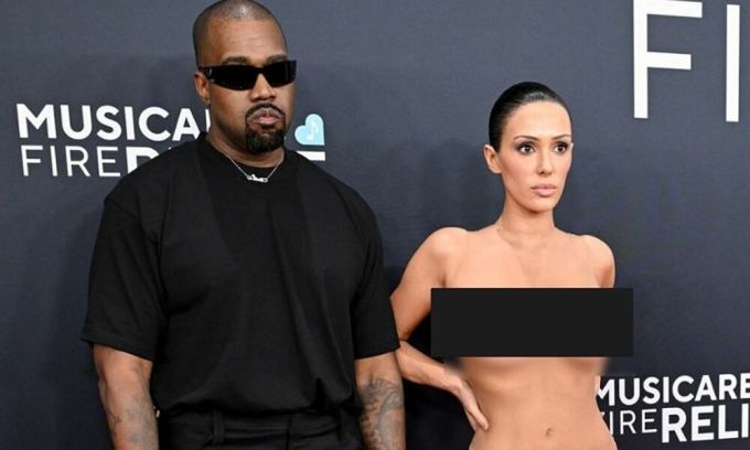 Rapper Kanye West và vợ trên thảm đỏ Grammy 2025. Ảnh: Variety