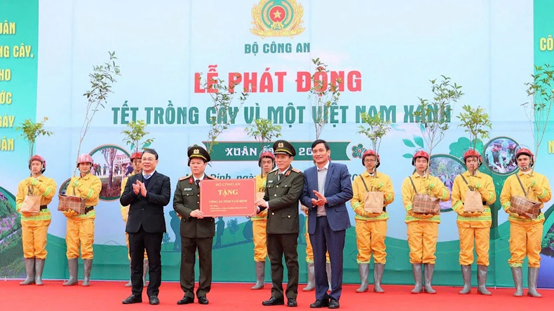 Bộ Công an phát động “Tết trồng cây năm 2025-Vì một Việt Nam xanh” tại Nam Định ảnh 3