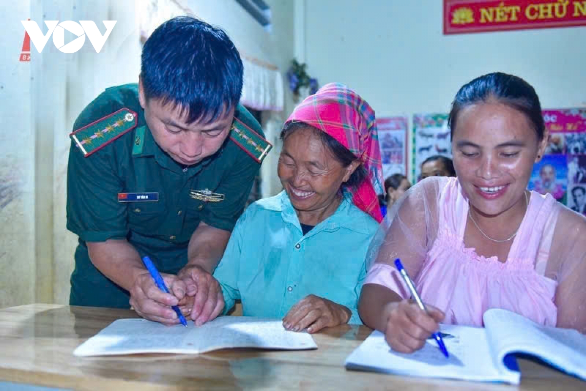 Lớp học đặc biệt vùng biên cương: Mẹ địu con, bà địu cháu đi tìm con chữ- Ảnh 2.