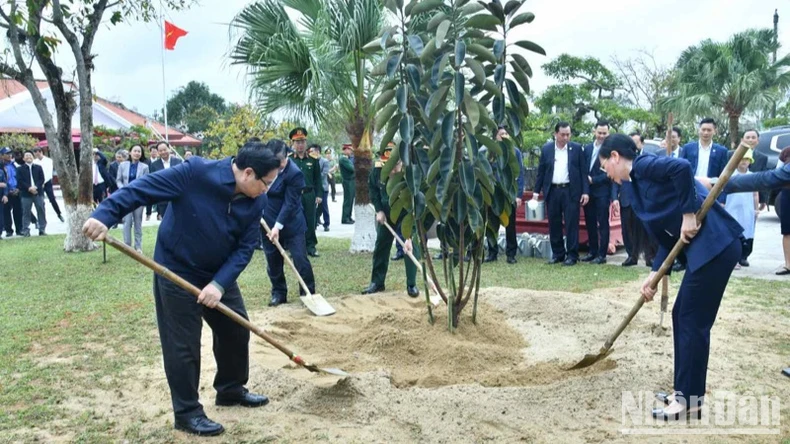 Thủ tướng Phạm Minh Chính dâng hương, dâng hoa tại Khu lưu niệm Thủ tướng Phạm Văn Đồng ảnh 3