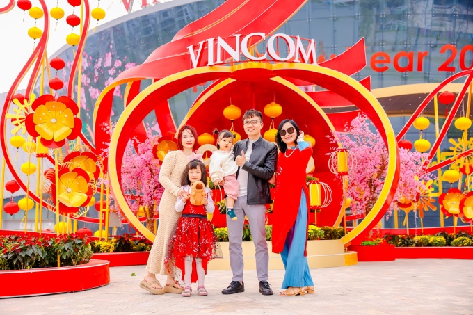 Cả gia đình check-in tại Vincom Mega Mall Ocean City. Ảnh: Vincom