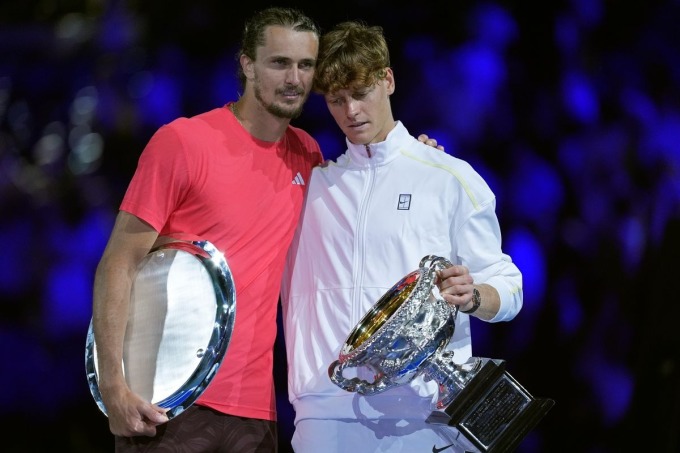 Sinner (phải) và Zverev trên bục nhận giải Australia Mở rộng 2025, trên sân Rod Laver, Melbourne hôm 26/1. Ảnh: Reuters