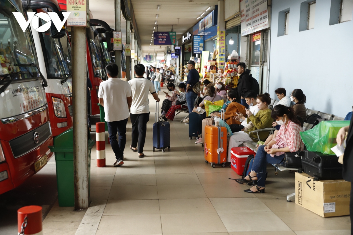 Người dân ở TPHCM về quê ăn Tết: Sân bay, ga tàu kín chỗ, xe khách 