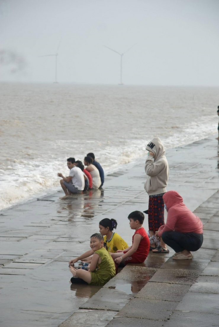 Sau những ngày sum vầy bên gia đình, mùng 4 Tết, nhiều người dân và du khách đã rủ nhau tìm đến biển Cồn Nhàn (Ba Tri, Bến Tre) để tận hưởng không khí trong lành và thư giãn những ngày đầu xuân. Không gian rộng lớn, gió biển mát rượi cùng cảnh sắc hoang sơ đã biến nơi đây thành điểm đến lý tưởng cho nhiều gia đình, nhóm bạn.