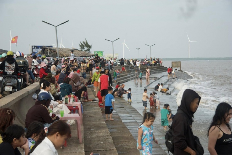 Dọc bãi biển, từng nhóm người vui vẻ dạo chơi, chụp ảnh, trẻ em nô đùa dưới làn nước mát, trong khi nhiều người tranh thủ thưởng thức hải sản tươi ngon ngay tại các quán ven biển. "Năm nào cũng vậy, cứ đến mùng 4 Tết là gia đình tôi lại ra biển Cồn Nhàn để tận hưởng không khí Tết và cầu mong một năm mới thuận lợi, bình an" một du khách chia sẻ.